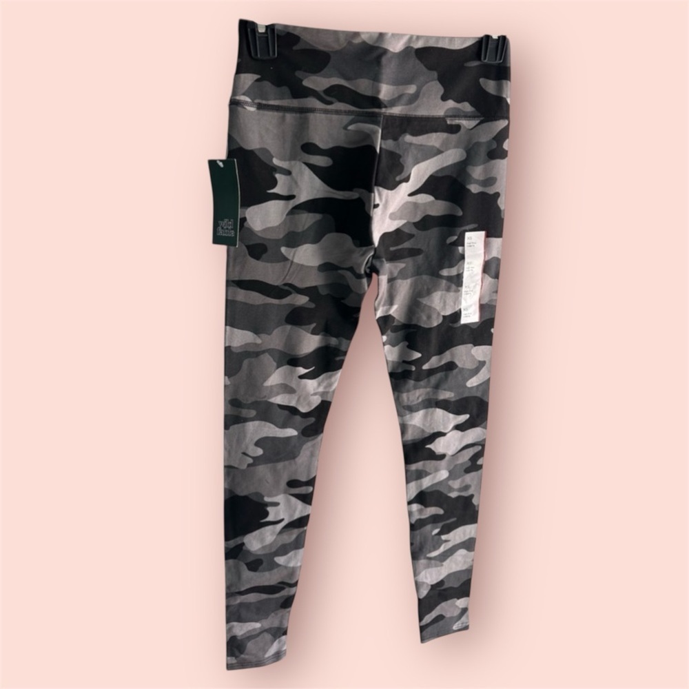 Wild Fable Women’s Camouflage Grey/Black leggings SZ x-small NWT